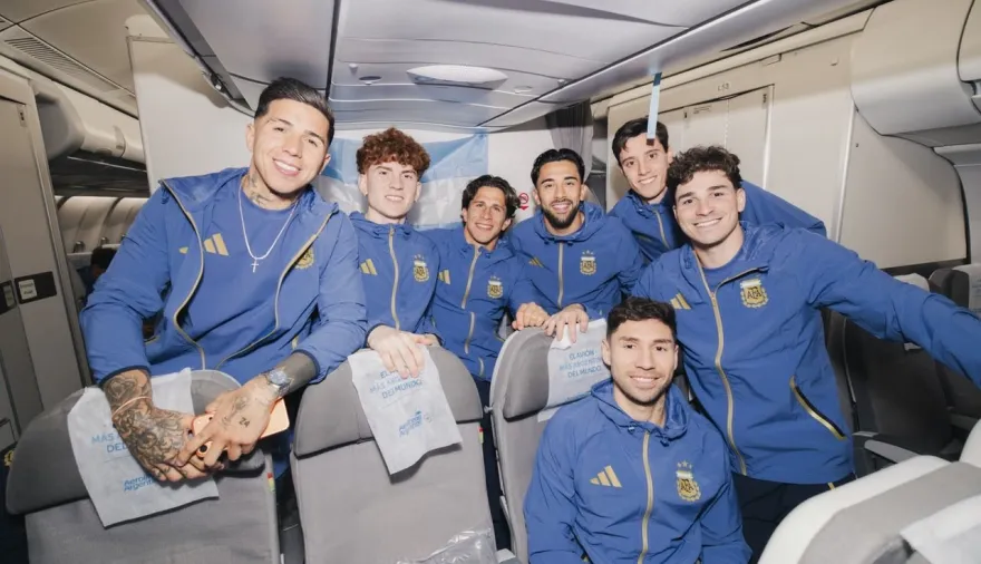 La selección argentina partió hacia Kansas: quiénes viajaron desde Ezeiza