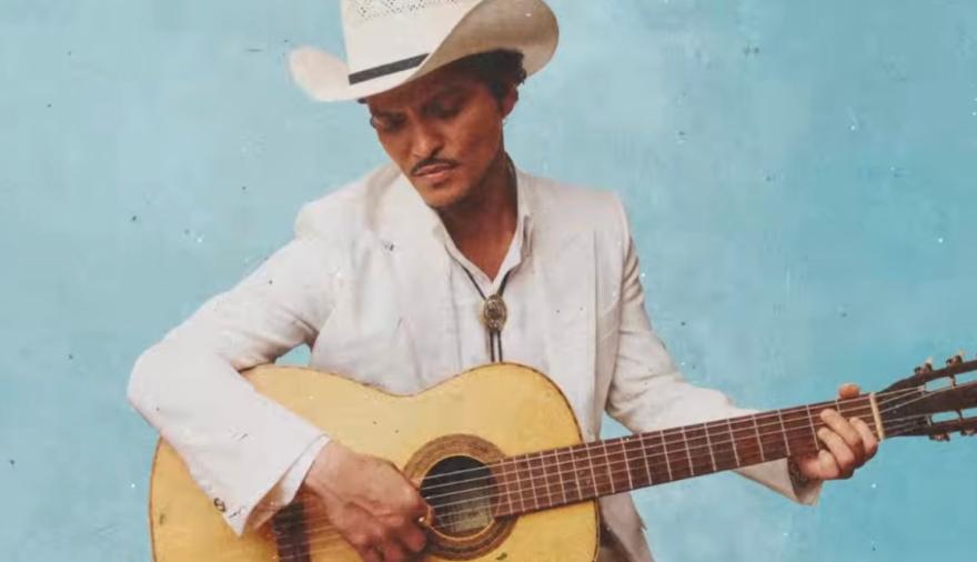 Bruno Mars se anima al español con una balada que conecta con sus fans latinos