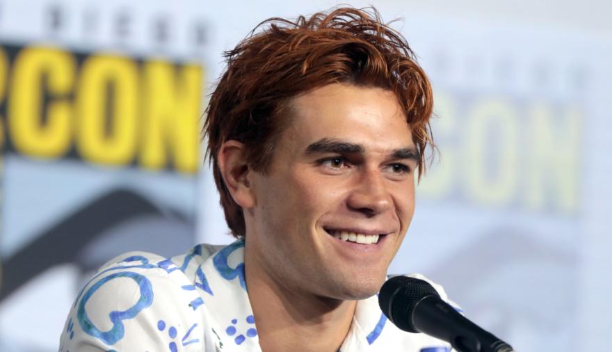 KJ Apa dijo que perdió un trabajo por Mr. Fantasy y el caso escala en Hollywood