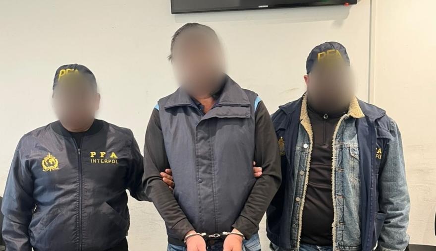 Lo frenaron en un control de rutina y descubrieron que tenía pedido de captura por un doble crimen