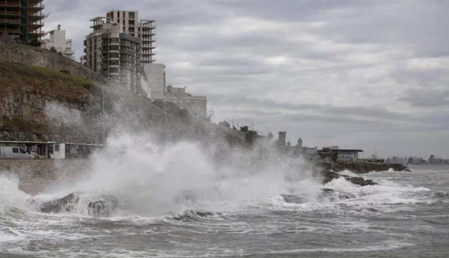 Ciclón extratropical en la Costa: olas de siete metros y destrozos