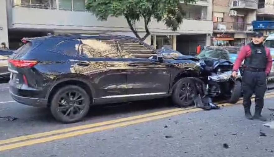 Camioneta a contramano causó un impresionante choque en cadena en Belgrano