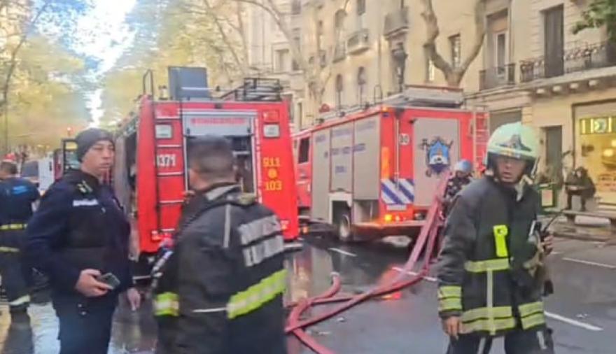 Incendio y evacuación masiva en un edificio de Avenida de Mayo