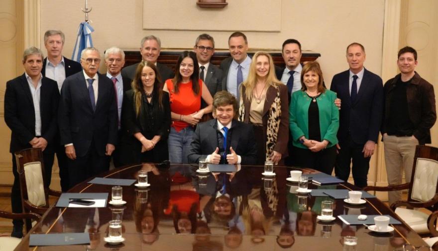 Milei blindó a Adorni en plena crisis: “Prefiero perder la elección que echarlo”