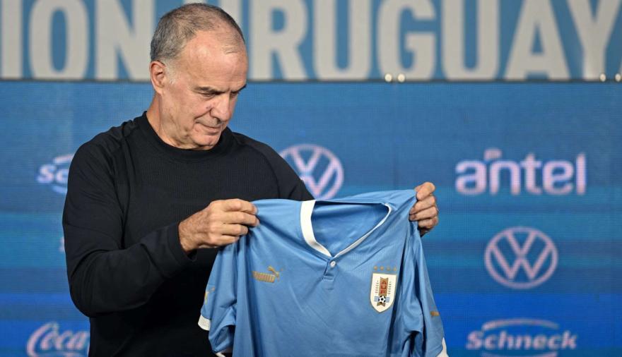 Marcelo Bielsa confirmó en la AUF que dejará Uruguay tras el Mundial 2026