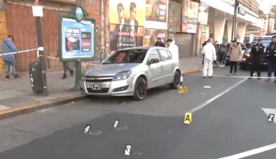 Seis vainas, sangre en las puertas y un auto cerrado: el misterio que investiga la Policía en Once