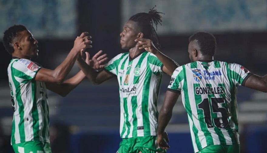 Panamá: un jugador abandonó la cancha y acusó a su arquero de arreglo de partidos