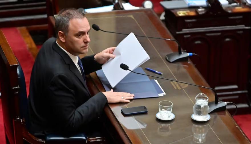 Qué busca la Justicia en la declaración jurada de Adorni y por qué demora tanto