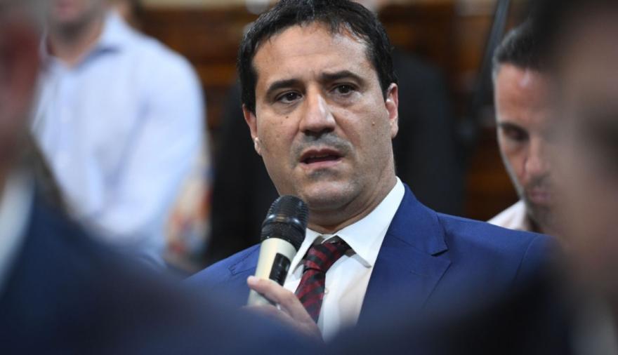 Abad endurece su postura y pone a Manuel Adorni en el centro de la crisis