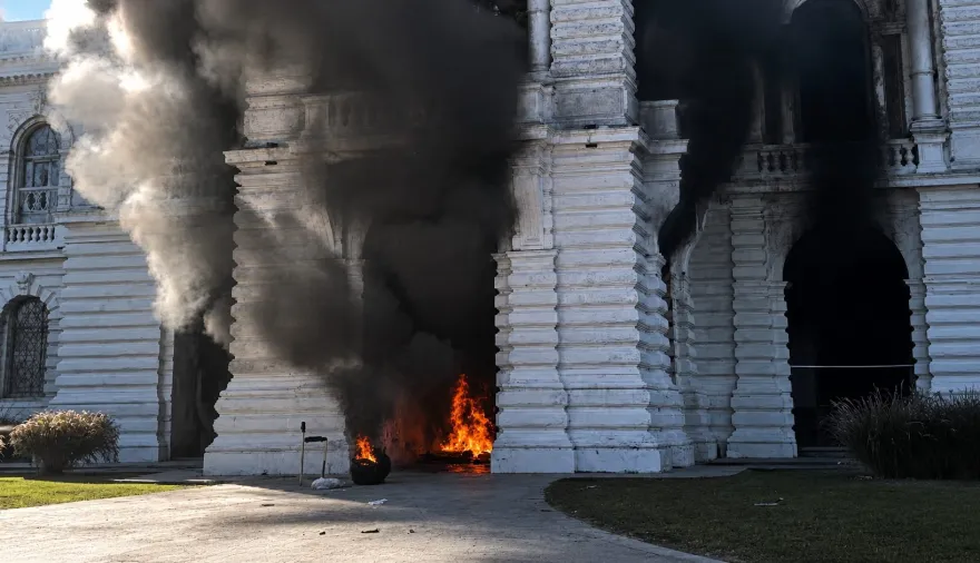 Incendiaron la entrada de la Municipalidad de La Plata: qué pasó y por qué