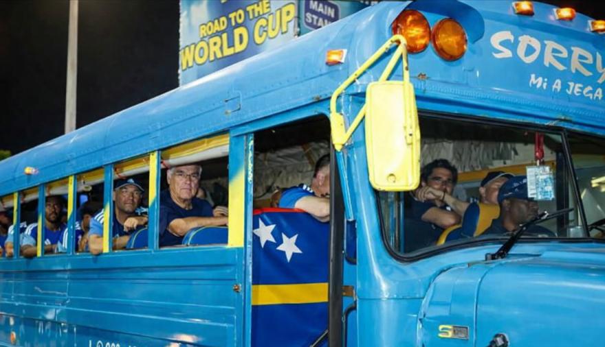La selección de Curazao viajó en bus escolar rumbo al Grupo E con Alemania y Ecuador
