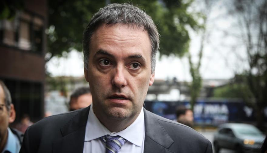 Qué implica la prohibición de viaje para Adorni en la causa por enriquecimiento