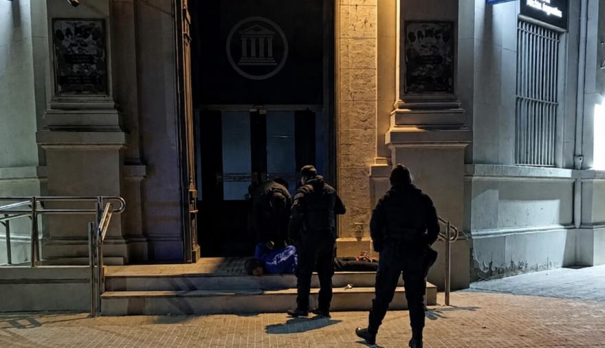 Lo sorprendieron dentro de un banco tras activarse la alarma y quedó detenido