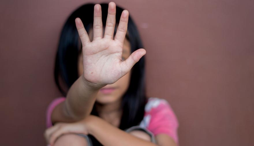 Abusó de su hija mientras cumplía prisión domiciliaria: recibió 15 años de cárcel