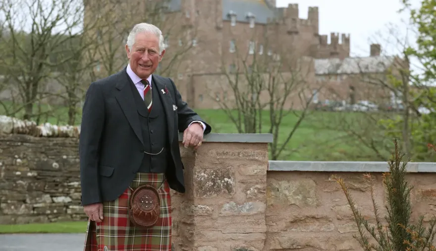 El rey Carlos III inicia su verano en Escocia con un homenaje a la Reina Madre