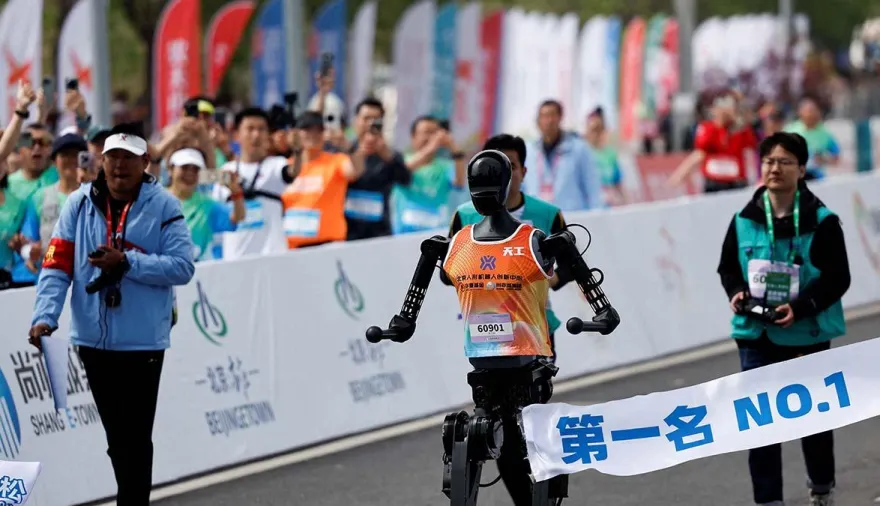 Un robot chino corre 100 metros en 9,39 segundos y supera la marca de Bolt
