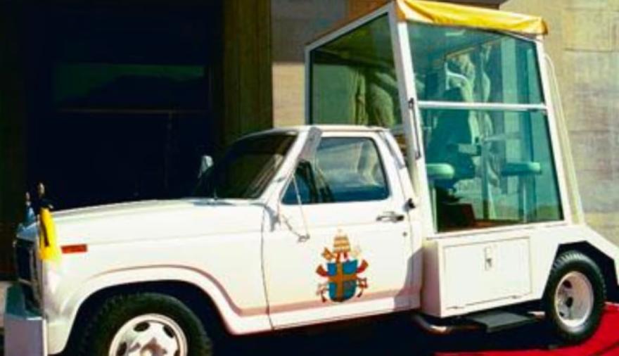 Exhiben el Papamóvil histórico de Juan Pablo II en la sede del Automóvil Club