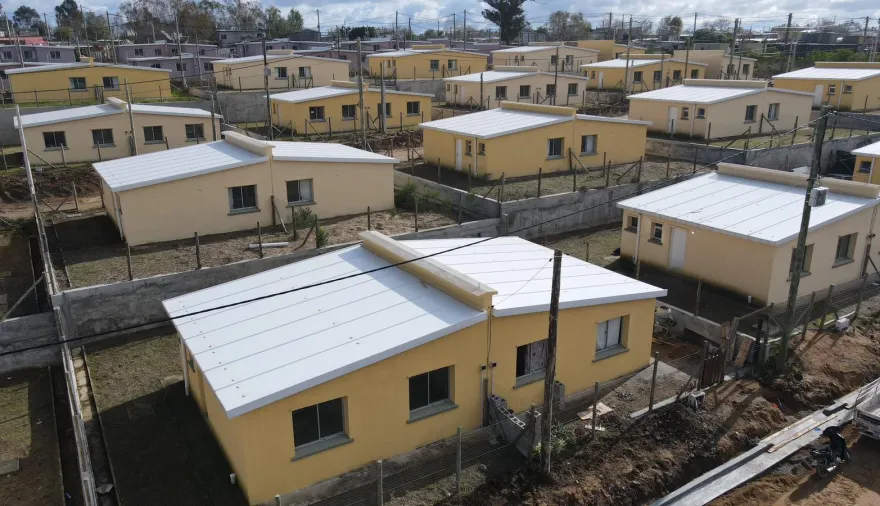 Uruguay entrega 40 viviendas en comodato en Los Eucaliptus