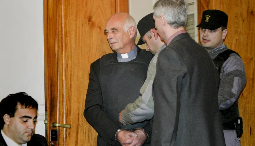 Quién es Von Wernich, el cura condenado que pidió ver al papa León XIV