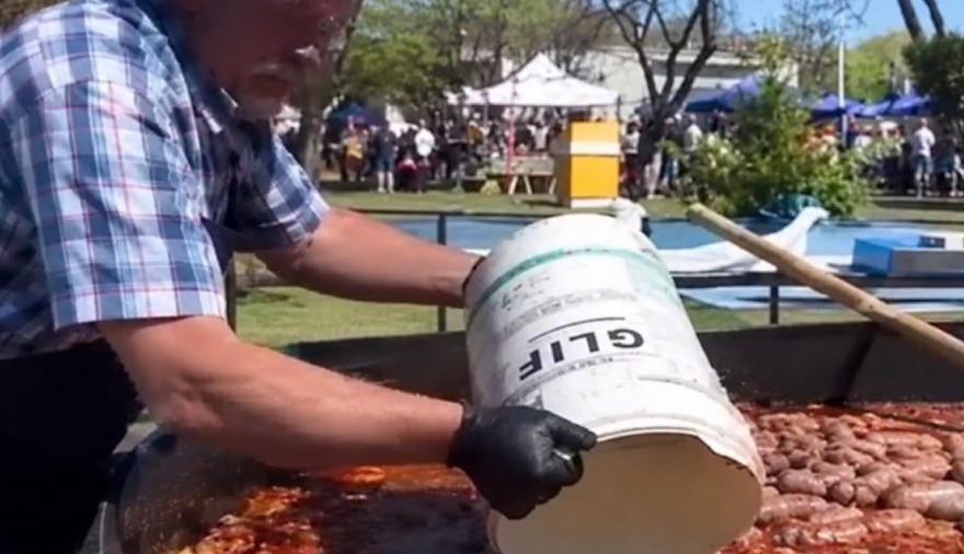 Escándalo en La Madrid: usaron bidón de glifosato en la Fiesta del Chorizo a la Pomarola