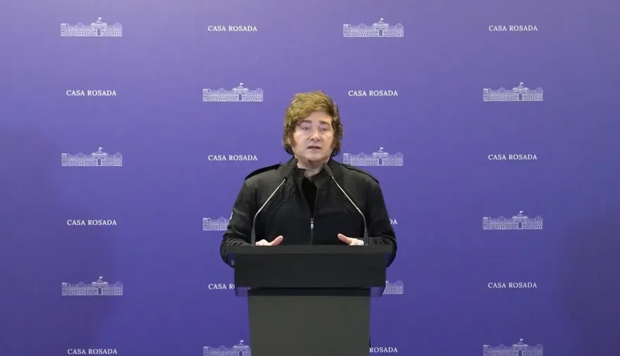 Otra audaz jugada de Pagano: conferencias de prensa semanales de Milei por ley