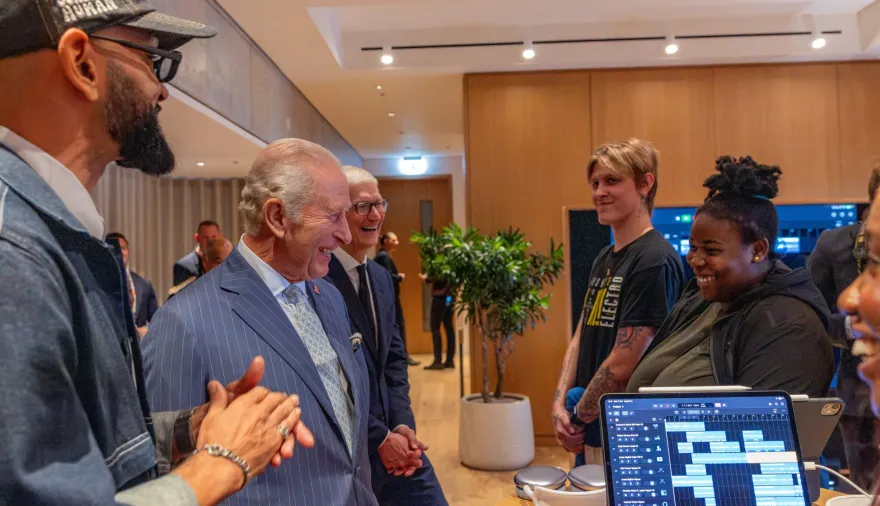 Carlos III y Apple abren un laboratorio creativo para jóvenes en Londres