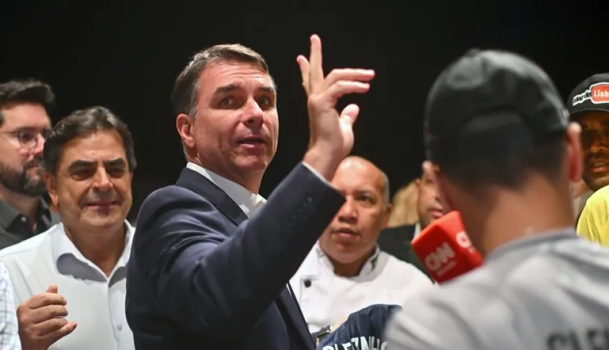Flávio Bolsonaro reúne a la derecha y advierte que la victoria aún no está asegurada