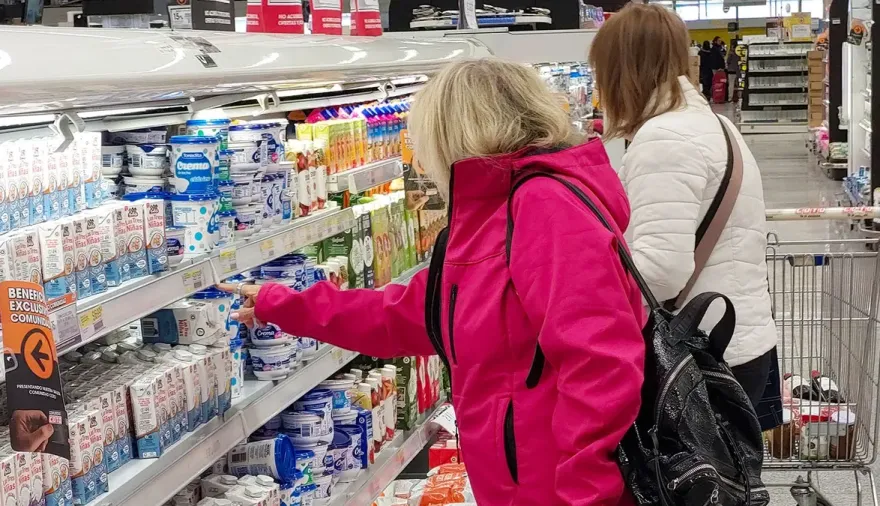 ¿Alcanza un sueldo para no ser pobre? Cuánto necesita una familia, según el INDEC