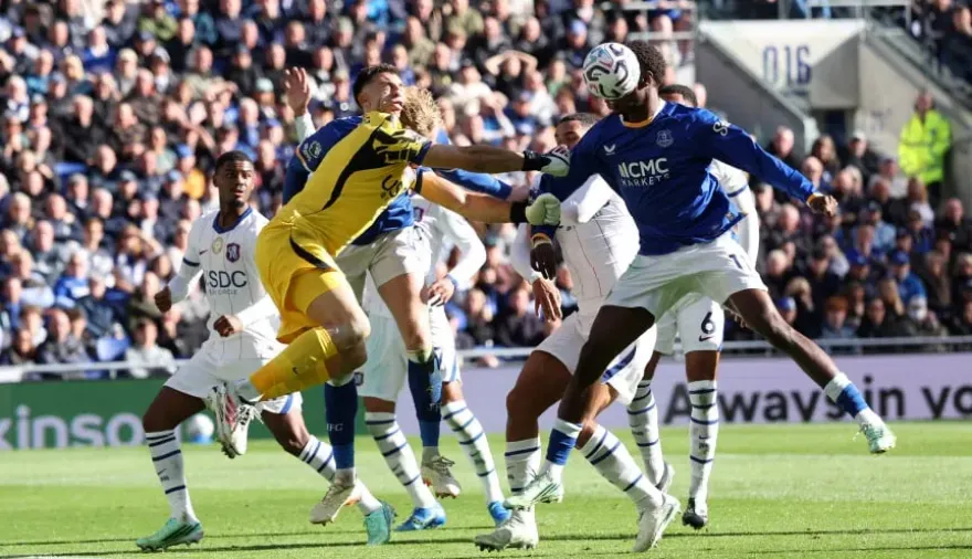 ¿Qué le pasó al Dibu Martínez? El golpe en su cabeza ante Everton que despertó las alarmas