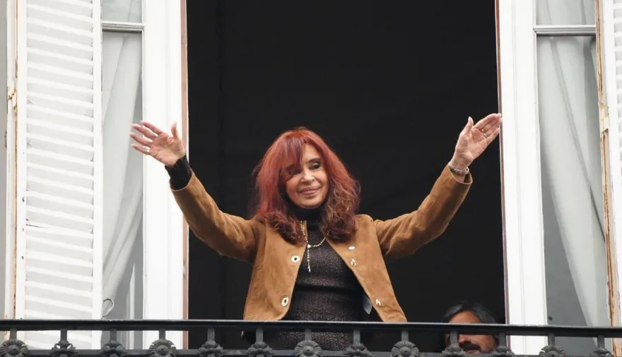 Cristina saludó desde el balcón y el peronismo expuso sus diferencias en el 17 de Octubre