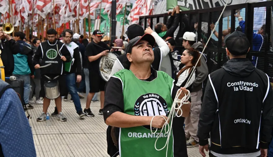 Milei lanzó un retiro voluntario para estatales: requisitos, hasta 20 sueldos y montos