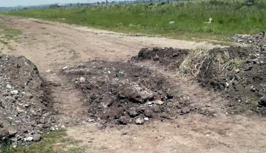 Abigeatos en Olavarría: la ínsolita "solución" de tapar la calle con tierra duró dos días