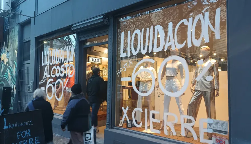 Menos ventas, más persianas bajas: el efecto dominó que complica al comercio
