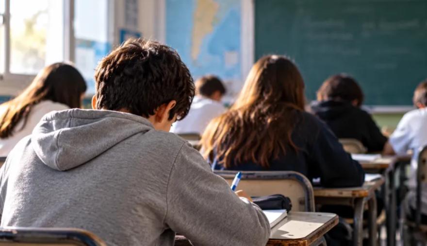 Sólo 19 de cada 100 alumnos de 15 años cursan la escuela en tiempo y forma