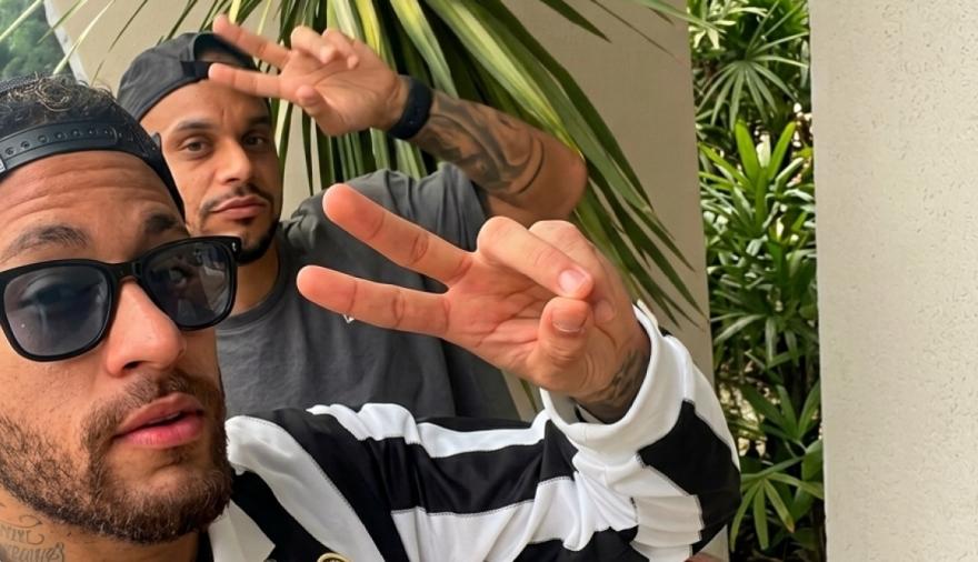 Neymar votó en San Pablo y su gesto del 22 fue leído como un respaldo a Flávio Bolsonaro