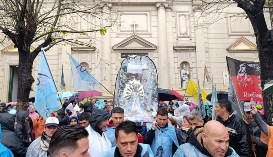 Peregrinación a Luján: miles caminan bajo la lluvia y despliegan operativo
