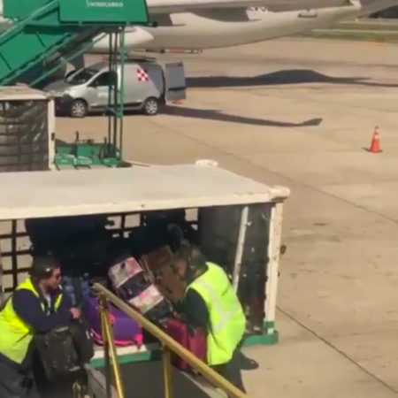 Despiden a tres operarios de Intercargo por robar equipajes en Ezeiza