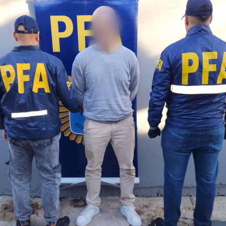 Detienen a una pareja acusada de enviar correos intimidatorios al sitio de la AMIA