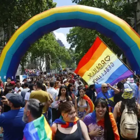 El colectivo LGTBIQ+ marcha a Plaza de Mayo en rechazo del discurso de Javier Milei contra la diversidad