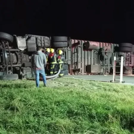 Un camión que transportaba golosinas volcó en la autopista Rosario-Córdoba