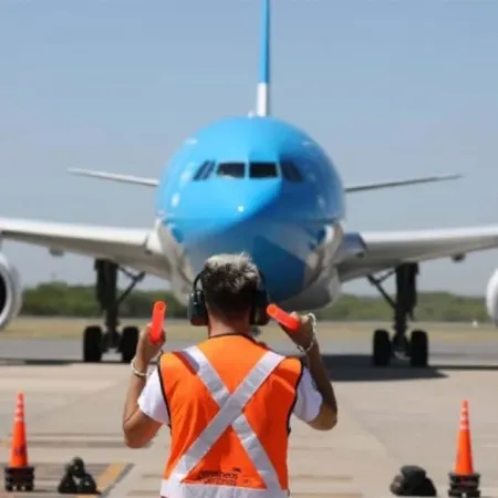 Conflicto aeronáutico: Aerolíneas Argentinas y los gremios firmaron un preacuerdo