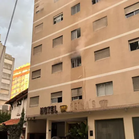 Incendio en un hotel de Mar del Plata: se arrojaron desde un segundo piso para escapar del fuego
