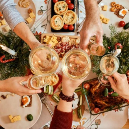 Cómo evitar los excesos de alimentos y bebidas durante las fiestas