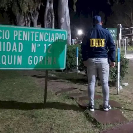 La Plata: dos presos intentaron fugarse de la cárcel tomando un Uber, fueron descubiertos