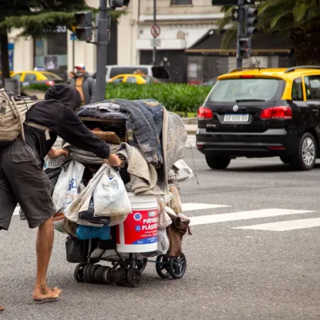 Más de 120.000 personas salieron de la pobreza en CABA, pero el nivel sigue por encima de 2023
