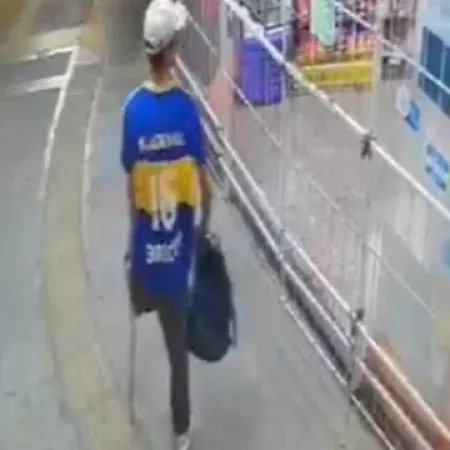 Un delincuente con una pierna amputada saltó una reja, robó en un kiosco y escapó