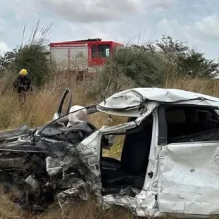 Brutal femicidio en Navarro: degolló a su mujer, escapó, chocó contra un camión, y quedó grave