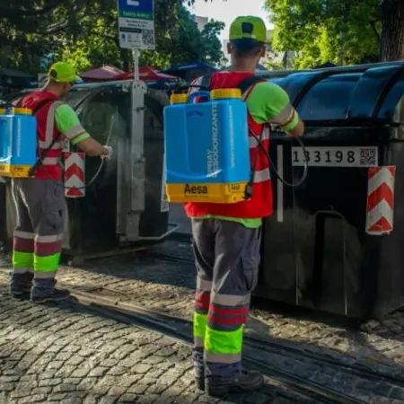 Para evitar el mal olor, el Gobierno porteño limpia los contenedores de basura con fragancia a limón