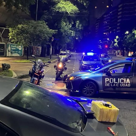 Persecución y choque en Belgrano: el conductor tenía cocaína en el auto y quedó detenido