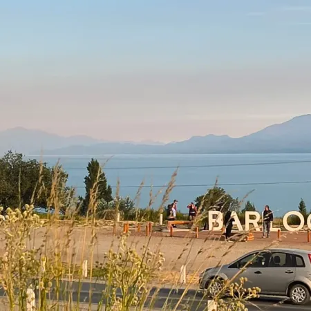 La postal que nadie quiere ver: el humo de los incendios llegó a Bariloche